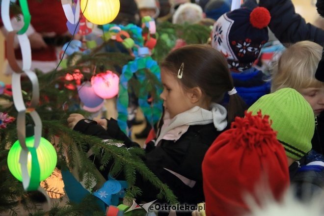 Strojenie choinki w Handlowcu [05.12.2016] - zdjęcie #13 - eOstroleka.pl
