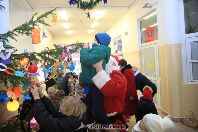 Strojenie choinki w Handlowcu [05.12.2016] - zdjęcie #6 - eOstroleka.pl