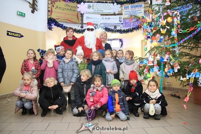 Strojenie choinki w Handlowcu [05.12.2016] - zdjęcie #1 - eOstroleka.pl