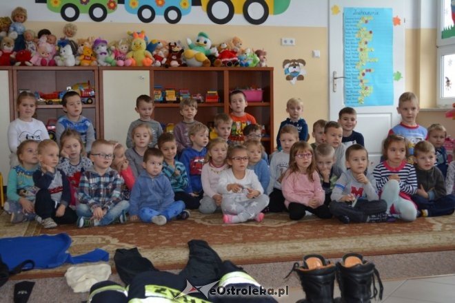 Strażacy ochotnicy z Łysych odwiedzili dzieci z gminnego przedszkola [ZDJĘCIA] - zdjęcie #1 - eOstroleka.pl
