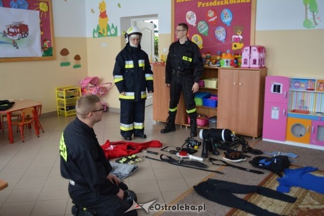 Strażacy ochotnicy z Łysych odwiedzili dzieci z gminnego przedszkola [ZDJĘCIA] - zdjęcie #14 - eOstroleka.pl
