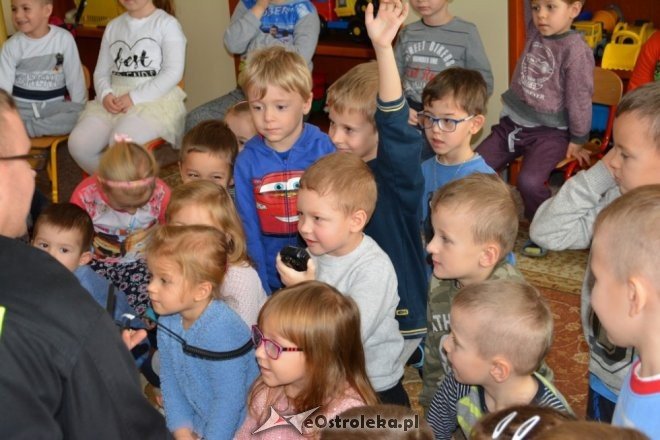 Strażacy ochotnicy z Łysych odwiedzili dzieci z gminnego przedszkola [ZDJĘCIA] - zdjęcie #28 - eOstroleka.pl