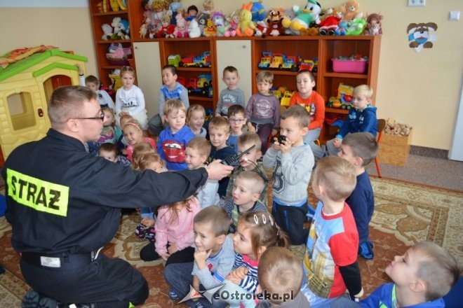 Strażacy ochotnicy z Łysych odwiedzili dzieci z gminnego przedszkola [ZDJĘCIA] - zdjęcie #31 - eOstroleka.pl