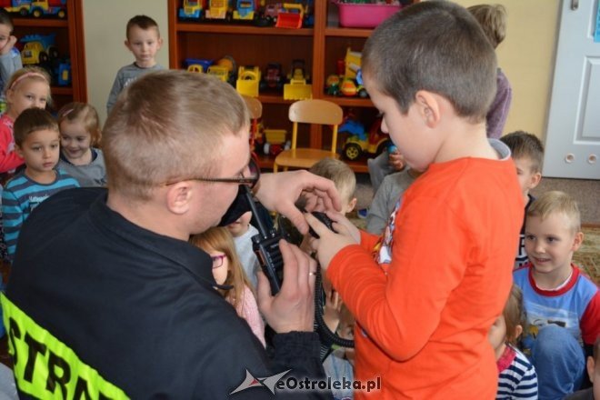 Strażacy ochotnicy z Łysych odwiedzili dzieci z gminnego przedszkola [ZDJĘCIA] - zdjęcie #34 - eOstroleka.pl