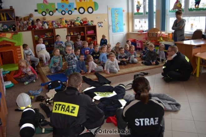 Strażacy ochotnicy z Łysych odwiedzili dzieci z gminnego przedszkola [ZDJĘCIA] - zdjęcie #40 - eOstroleka.pl