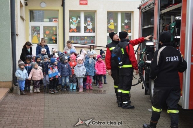 Strażacy ochotnicy z Łysych odwiedzili dzieci z gminnego przedszkola [ZDJĘCIA] - zdjęcie #22 - eOstroleka.pl