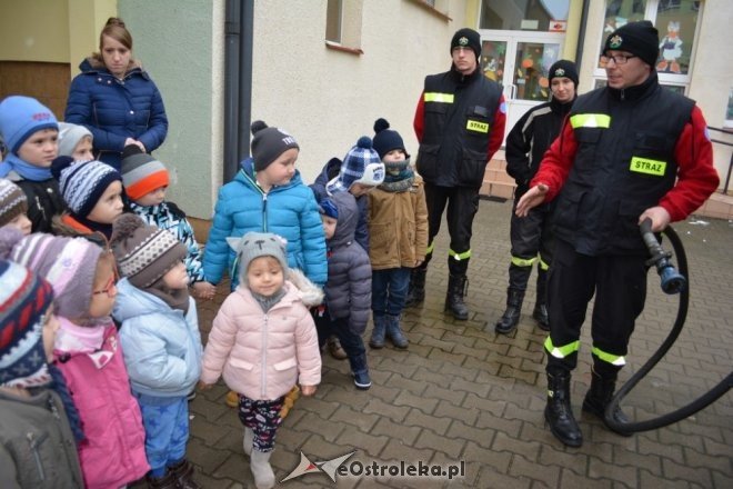 Strażacy ochotnicy z Łysych odwiedzili dzieci z gminnego przedszkola [ZDJĘCIA] - zdjęcie #49 - eOstroleka.pl