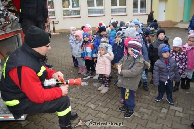 Strażacy ochotnicy z Łysych odwiedzili dzieci z gminnego przedszkola [ZDJĘCIA] - zdjęcie #56 - eOstroleka.pl