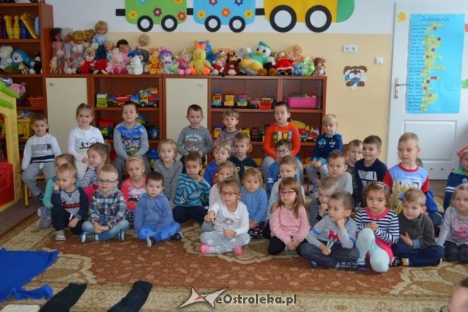 Strażacy ochotnicy z Łysych odwiedzili dzieci z gminnego przedszkola [ZDJĘCIA] - zdjęcie #2 - eOstroleka.pl