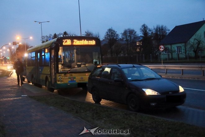 Ostrołęka: Kolizja z autobusem przy ulicy Traugutta [ZDJĘCIA] - zdjęcie #2 - eOstroleka.pl