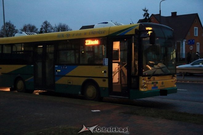 Ostrołęka: Kolizja z autobusem przy ulicy Traugutta [ZDJĘCIA] - zdjęcie #8 - eOstroleka.pl