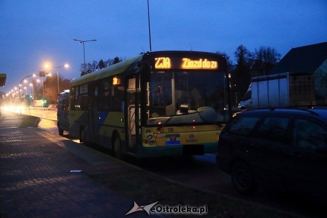 Ostrołęka: Kolizja z autobusem przy ulicy Traugutta [ZDJĘCIA] - zdjęcie #13 - eOstroleka.pl