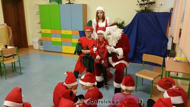 Mikołaj, Śnieżynka i Elf z wizytą w ostrołęckiej „szóstce” [ZDJĘCIA] - zdjęcie #1 - eOstroleka.pl