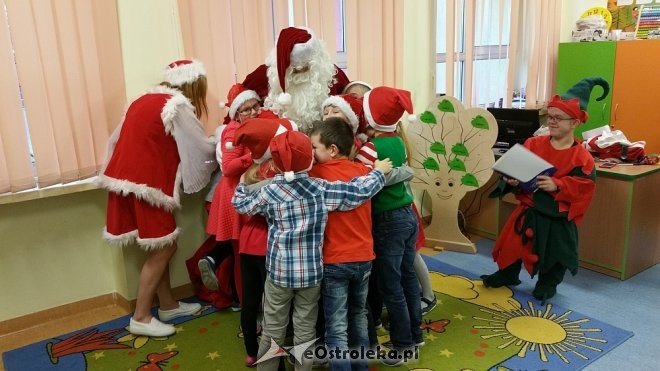 Mikołaj, Śnieżynka i Elf z wizytą w ostrołęckiej „szóstce” [ZDJĘCIA] - zdjęcie #4 - eOstroleka.pl