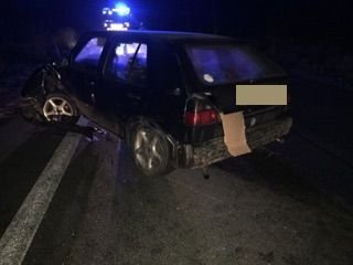Czarnowiec: Pijany 50-latek staranował golfem dwa auta. Jedno przewróciło się na bok [ZDJĘCIA] - zdjęcie #2 - eOstroleka.pl