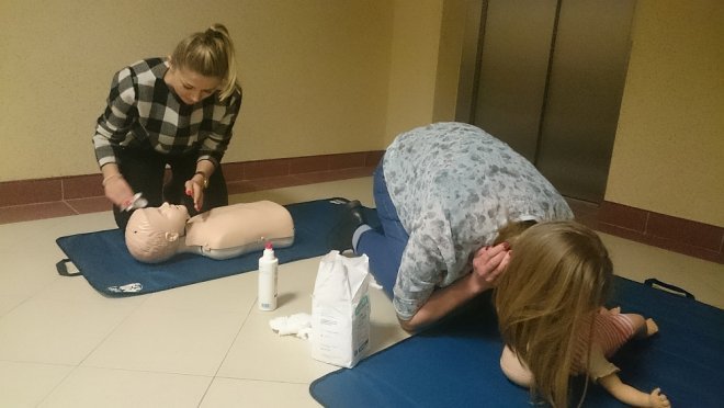 Uczestniczki kursu Bądź Bezpieczna na zajęciach z pierwszej pomocy [ZDJĘCIA] - zdjęcie #4 - eOstroleka.pl