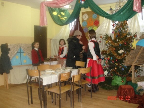 Jasełka w Szkole Podstawowej w Serafinie (22.12.09) - zdjęcie #18 - eOstroleka.pl