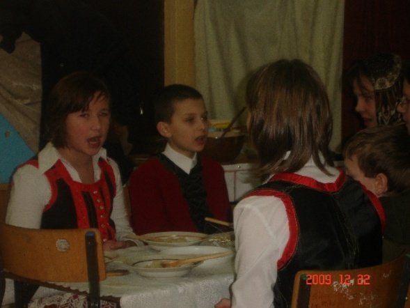 Jasełka w Szkole Podstawowej w Serafinie (22.12.09) - zdjęcie #13 - eOstroleka.pl