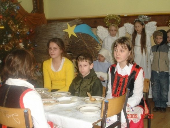 Jasełka w Szkole Podstawowej w Serafinie (22.12.09) - zdjęcie #8 - eOstroleka.pl