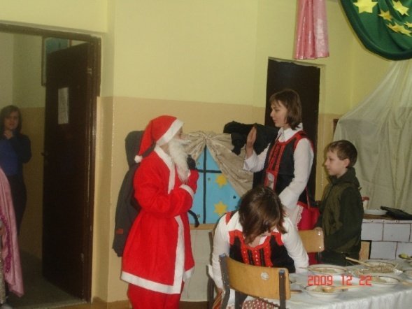 Jasełka w Szkole Podstawowej w Serafinie (22.12.09) - zdjęcie #6 - eOstroleka.pl