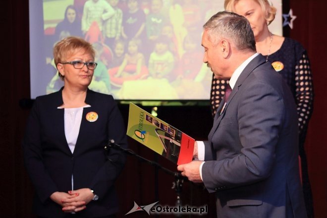 Ostrołęka: Jubileusz z nadaniem imienia i jasełkami w miejskiej „jedynce” [ZDJĘCIA] - zdjęcie #40 - eOstroleka.pl