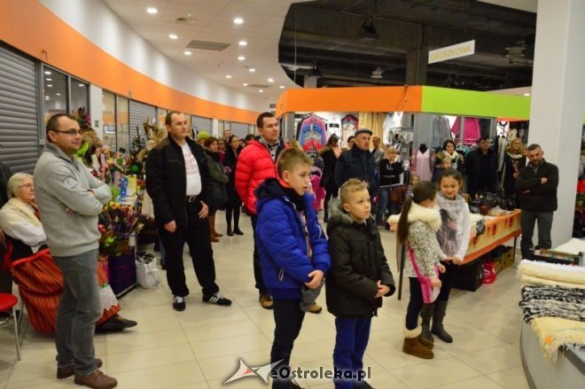 Loteria mikołajkowa w hali targowej Feniks [17.12.2016] - zdjęcie #16 - eOstroleka.pl