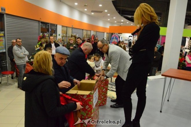 Loteria mikołajkowa w hali targowej Feniks [17.12.2016] - zdjęcie #17 - eOstroleka.pl
