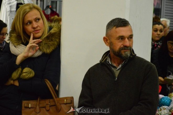 Loteria mikołajkowa w hali targowej Feniks [17.12.2016] - zdjęcie #26 - eOstroleka.pl