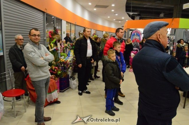 Loteria mikołajkowa w hali targowej Feniks [17.12.2016] - zdjęcie #29 - eOstroleka.pl