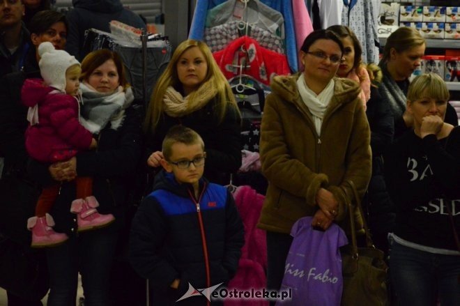 Loteria mikołajkowa w hali targowej Feniks [17.12.2016] - zdjęcie #4 - eOstroleka.pl