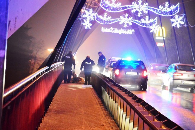 Próba samobójcza na moście w Ostrołęce [19.12.2016] - zdjęcie #1 - eOstroleka.pl