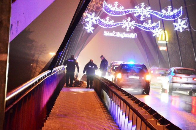 Próba samobójcza na moście w Ostrołęce [19.12.2016] - zdjęcie #2 - eOstroleka.pl