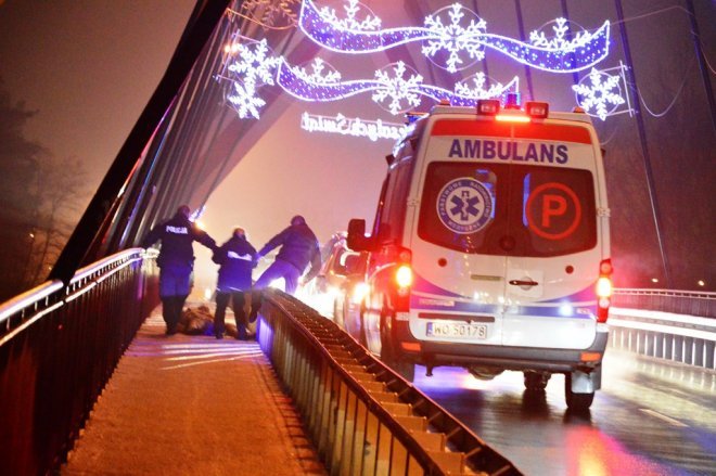 Próba samobójcza na moście w Ostrołęce [19.12.2016] - zdjęcie #3 - eOstroleka.pl