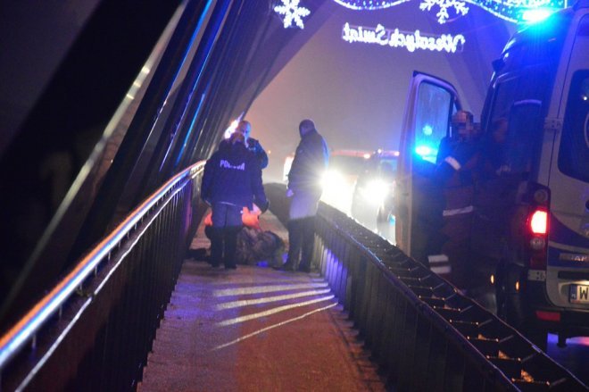 Próba samobójcza na moście w Ostrołęce [19.12.2016] - zdjęcie #5 - eOstroleka.pl