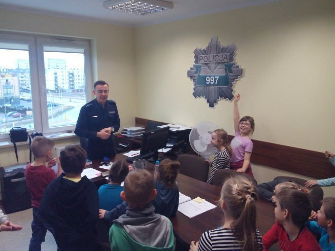 Uczniowie z „dziesiątki” z wizytą w ostrołęckiej komendzie policji [ZDJĘCIA] - zdjęcie #2 - eOstroleka.pl