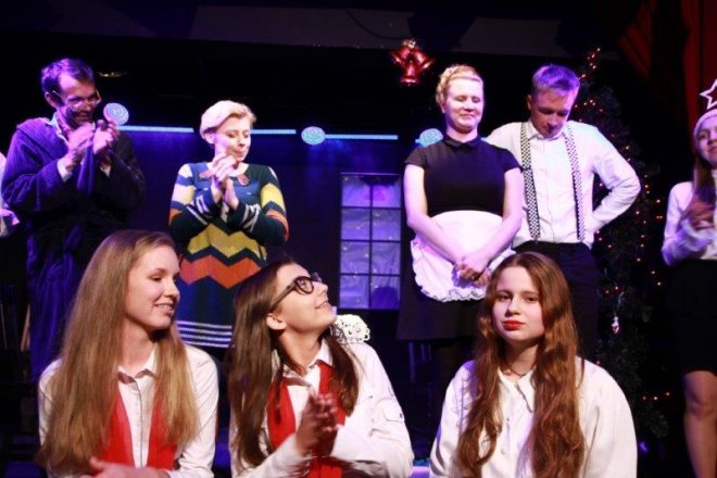 „Wigilia Profesora Pęduszki” w wykonaniu Ostrołęckiej Sceny Autorskiej [ZDJĘCIA] - zdjęcie #4 - eOstroleka.pl