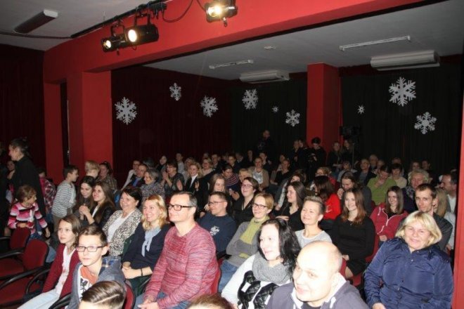 „Wigilia Profesora Pęduszki” w wykonaniu Ostrołęckiej Sceny Autorskiej [ZDJĘCIA] - zdjęcie #1 - eOstroleka.pl