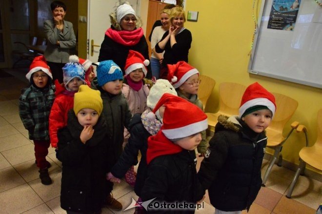 Przedszkole Miejskie nr 8 z wizytą w MOPR [21.12.2016] - zdjęcie #1 - eOstroleka.pl