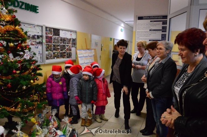 Przedszkole Miejskie nr 8 z wizytą w MOPR [21.12.2016] - zdjęcie #5 - eOstroleka.pl