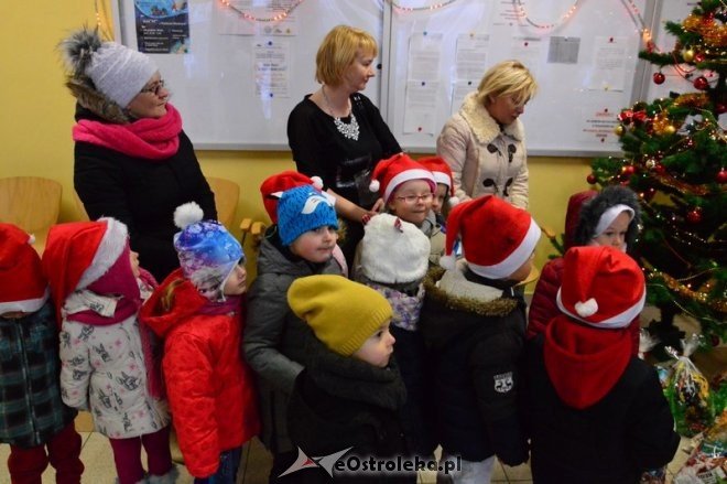 Przedszkole Miejskie nr 8 z wizytą w MOPR [21.12.2016] - zdjęcie #7 - eOstroleka.pl