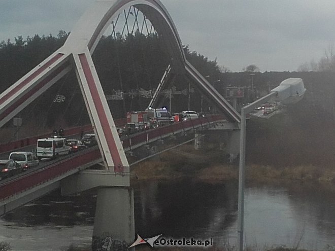 Kolizja dwóch osobówek na „nowym moście” w Ostrołęce [ZDJĘCIA] - zdjęcie #2 - eOstroleka.pl