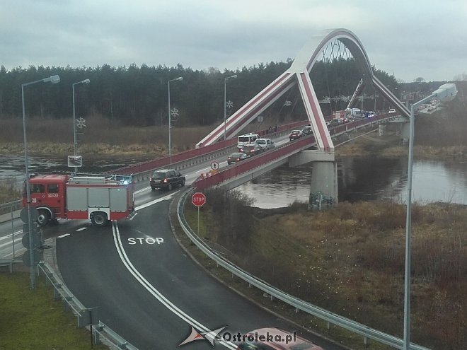 Kolizja dwóch osobówek na „nowym moście” w Ostrołęce [ZDJĘCIA] - zdjęcie #3 - eOstroleka.pl