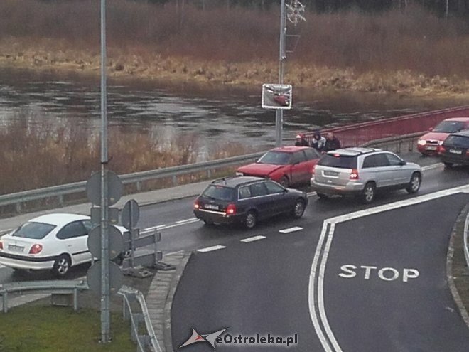 Kolizja dwóch osobówek na „nowym moście” w Ostrołęce [ZDJĘCIA] - zdjęcie #7 - eOstroleka.pl