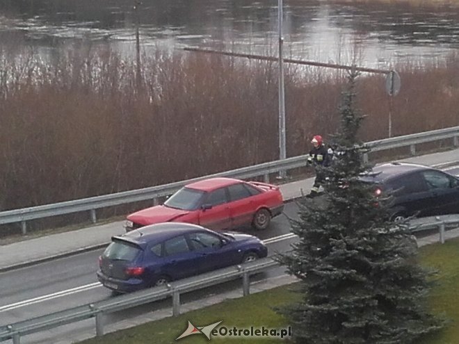 Kolizja dwóch osobówek na „nowym moście” w Ostrołęce [ZDJĘCIA] - zdjęcie #9 - eOstroleka.pl