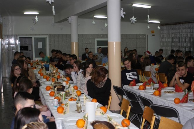 Wigilijna kolacja w Internacie ZSZ nr 2 [ZDJĘCIA] - zdjęcie #18 - eOstroleka.pl