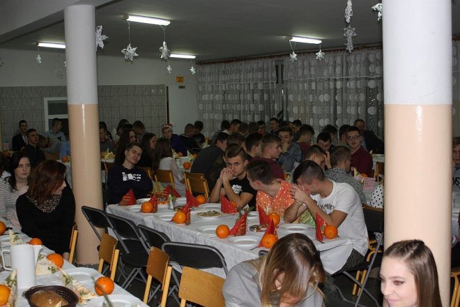 Wigilijna kolacja w Internacie ZSZ nr 2 [ZDJĘCIA] - zdjęcie #19 - eOstroleka.pl