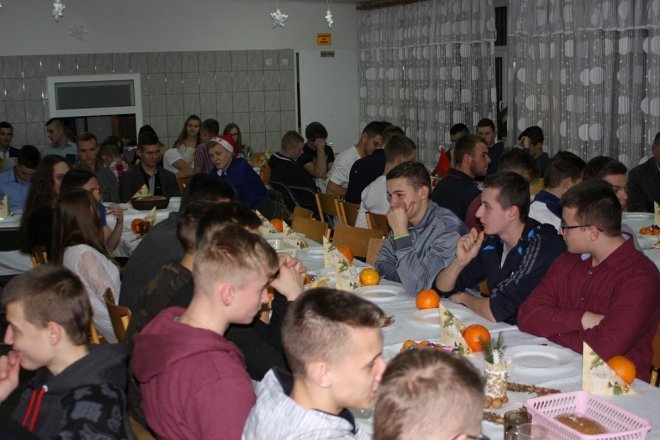 Wigilijna kolacja w Internacie ZSZ nr 2 [ZDJĘCIA] - zdjęcie #21 - eOstroleka.pl