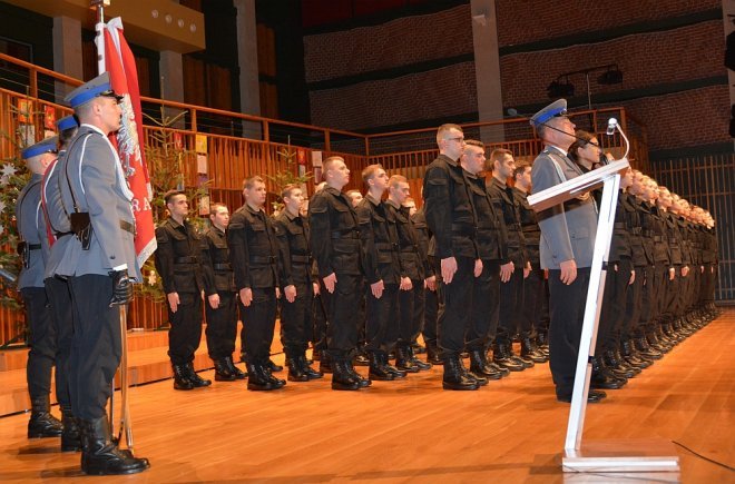 Ostrołęcka policja ma nowych funkcjonariuszy. Są już po uroczystym ślubowaniu [ZDJĘCIA] - zdjęcie #2 - eOstroleka.pl