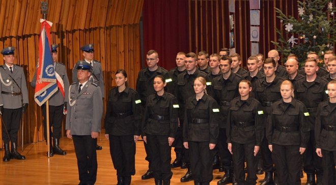 Ostrołęcka policja ma nowych funkcjonariuszy. Są już po uroczystym ślubowaniu [ZDJĘCIA] - zdjęcie #4 - eOstroleka.pl