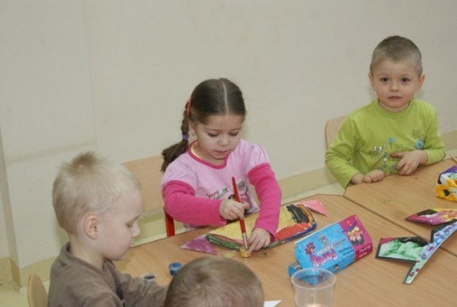 Przedszkolaki wspierają Wielką Orkiestrę Świątecznej Pomocy (07.01.10) - zdjęcie #2 - eOstroleka.pl